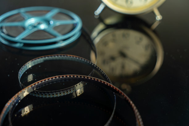 老式8毫米超级8电影卷轴和时钟图片下载