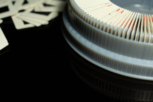 老式35毫米滑梯和旋转木马图片下载