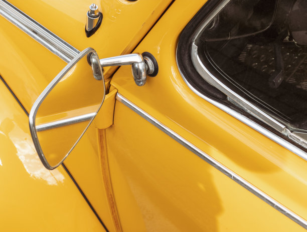 德国后视镜，经典车，鲜艳的黄色图片下载