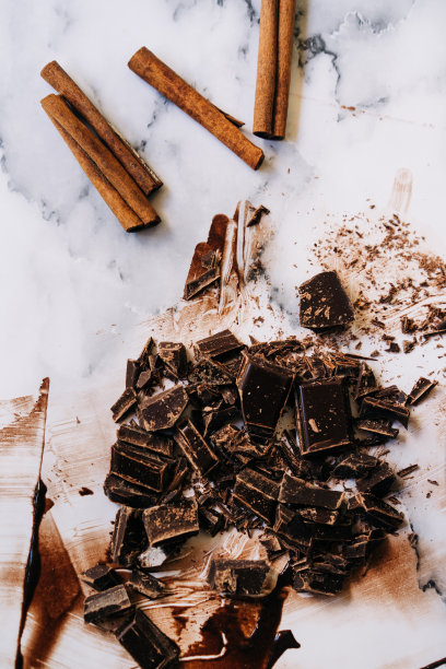 坚硬融化的巧克力，在大理石背景上凌乱不堪图片下载