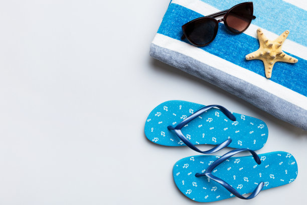 夏季旅游概念。人字拖，太阳镜和白色的海星。彩色背景上的俯视图图片下载