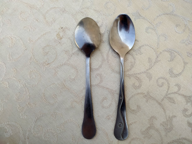 几把铝制勺子摆放在桌子上图片下载