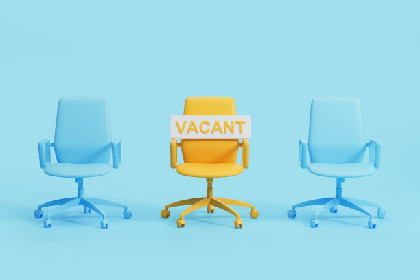 黄色的椅子站在一排蓝色的椅子里图片下载