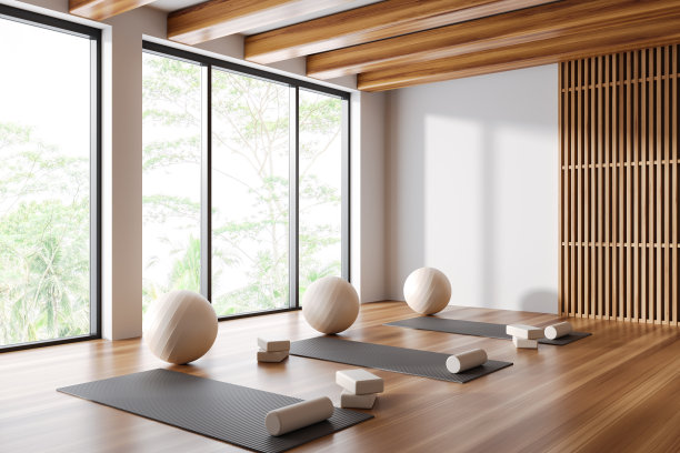 现代化的健身房室内配有运动设备和全景窗户图片下载