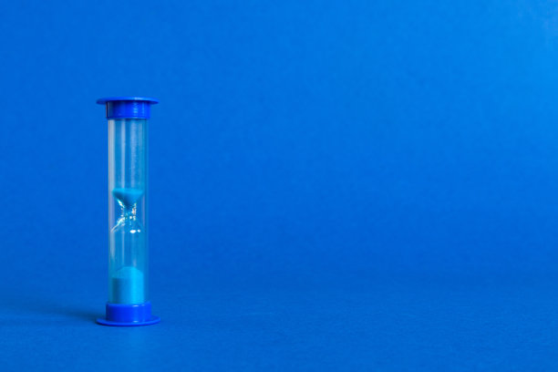 沙漏放在桌子上，沙钟作为时间流逝的概念，为业务的最后期限，复制空间图片下载