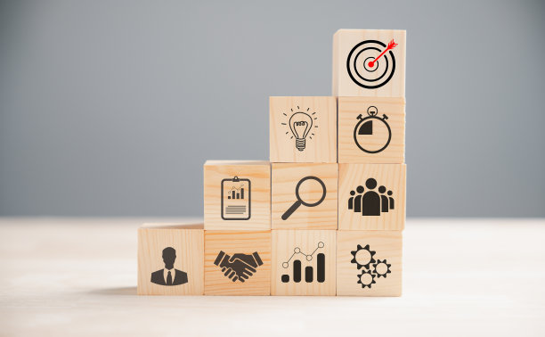 木块包括桌子上的步骤与行动计划图片下载