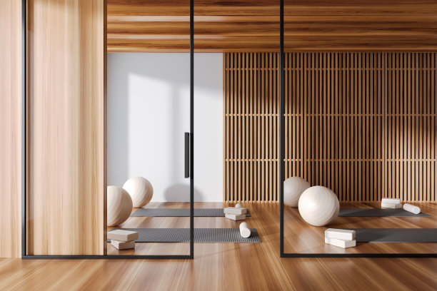 时尚的健身房室内，配有运动器材和玻璃隔断图片下载