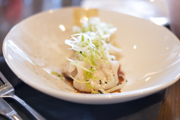 亚洲小吃和开胃菜，手工蒸虾饺子在白色盘子的股票照片图片下载