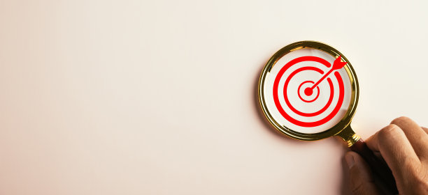 放大镜内的靶板用于聚焦业务目标图片下载