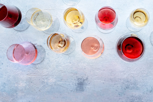 品酒会上的酒杯。玫瑰、红葡萄酒和白葡萄酒，在桌子上喝图片下载