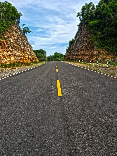 印度尼西亚道路黄线的照片，照片概念，背景或设计的想法图片下载