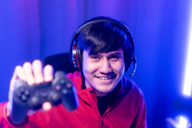 近距离拍摄男性手持游戏机操纵杆的画面。年轻人在网上玩电子游戏。图片下载