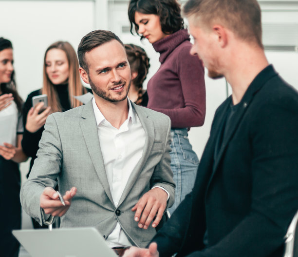 两个商务人士讨论解决一个新项目的方案图片下载