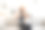 一名女子在厨房沙发上用手机和小狗自拍图片下载