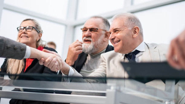 与商业伙伴亲密接触，握手确认交易图片下载