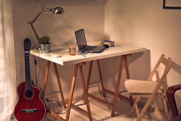 现代家庭内部与笔记本电脑。图片下载