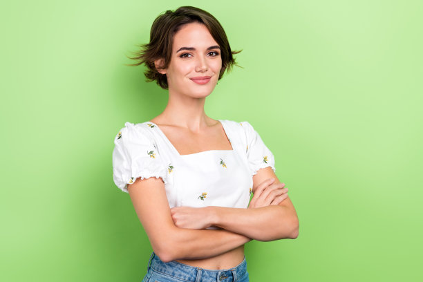 照片迷人的女士抱着双臂好心情办公室经理穿露脐上衣孤立的绿色背景图片下载