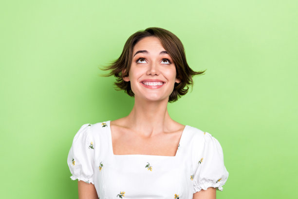 照片可爱有趣的女孩看空空间有趣的横幅新闻穿时髦的上衣衬衫孤立柔和的绿色背景图片下载