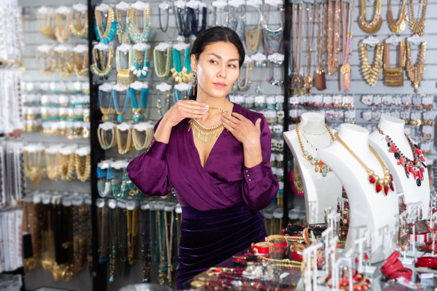成年妇女在珠宝店从各种宝石中挑选和购买珠子图片下载