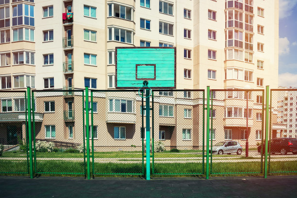 有篮球篮板的运动场地，篮筐坏了图片下载