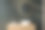 在极简主义的浴室里，椭圆形镜子立在绿色墙上的水槽特写，黑色水龙头的木制梳妆台。侧视图。三维渲染图片下载