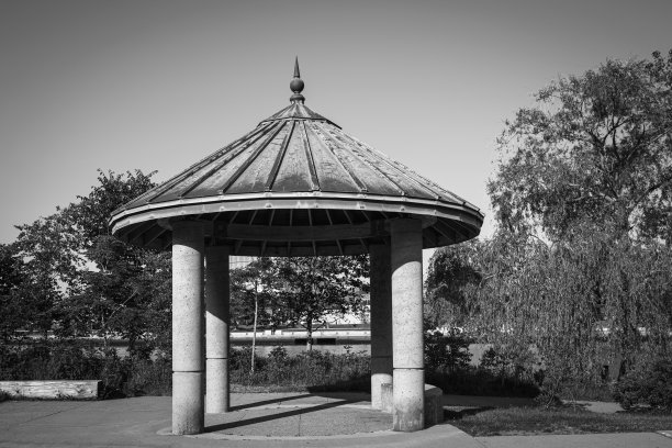 罗德岛普罗维登斯河公园亭子，黑白照片图片下载