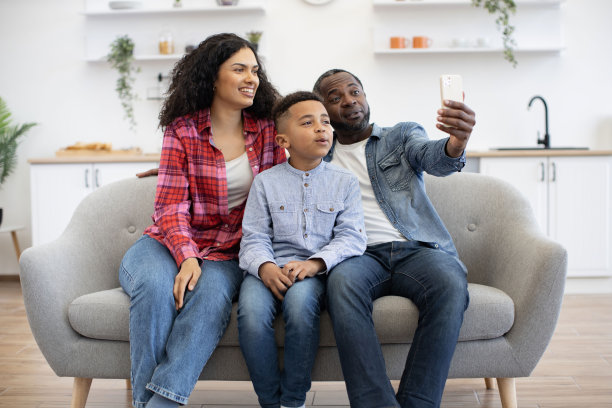 一家三口在家通过手机进行视频通话图片下载