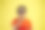 黄色背景上的一个孩子吃了一大把炸薯条。孤立。这个男孩喜欢吃新鲜的炸薯条。这个孩子正在吃薯条。图片下载