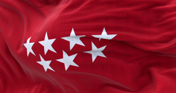 马德里共同体旗帜在风中飘扬的细节图片下载