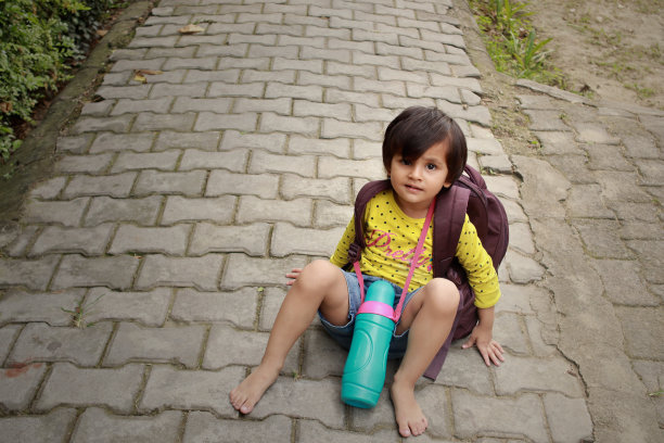 女学生摔倒在路上图片下载