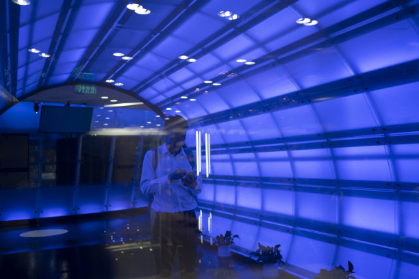 亚洲工程师在频道中使用手机图片下载