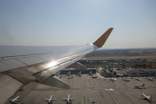 飞机的机翼在天空的云层上飞行图片下载