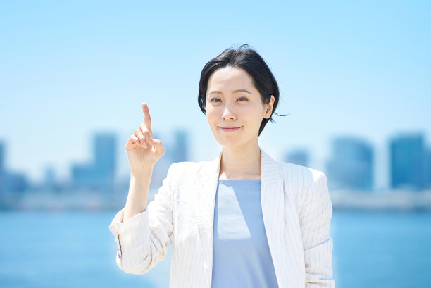 女商人摆姿势向上指图片下载