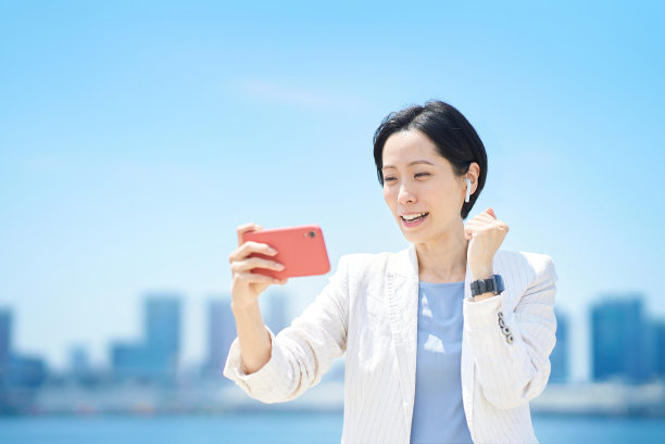 看着智能手机欢呼的女人图片下载