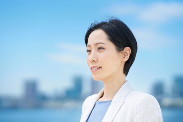 女商人和晴朗的天际线图片下载