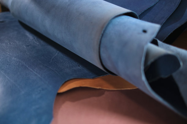 高品质的天然皮革样品的分类，强调皮革材料选择的重要性。质量问题图片下载