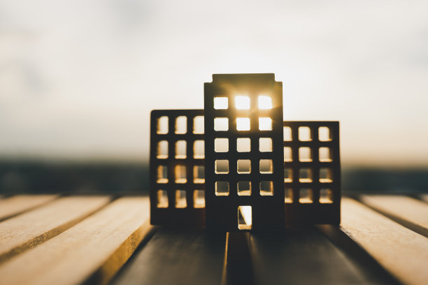 木屋，木质背景上的商业建筑模型，象征建筑、生态、贷款、抵押、财产或家。图片下载