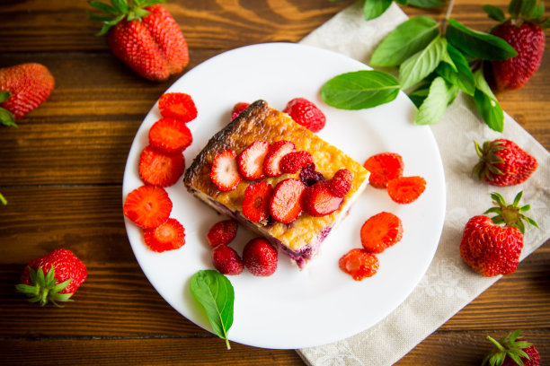 白干酪砂锅菜，配浆果和草莓图片下载