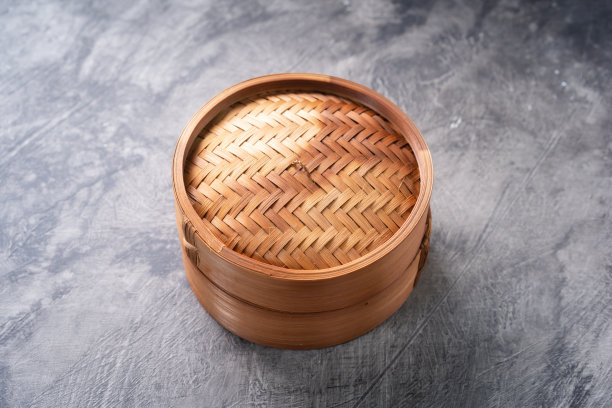 中国蒸饺子或点心在竹蒸笼在黑暗的抽象背景图片下载