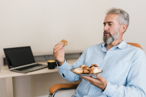 在办公室午休的商人图片下载