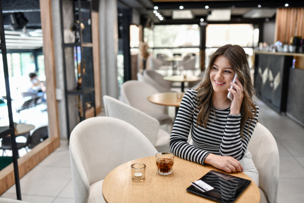 美女一边购物一边打电话的正面照片图片下载