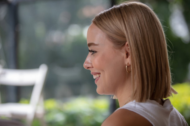 金发女人的肖像。图片下载