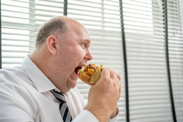 胖子午餐喜欢吃汉堡包。图片下载