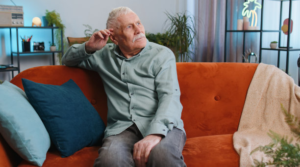 悲伤孤独的老人在家里遭受破产，生病，沮丧，感觉不好，倦怠，危机图片下载