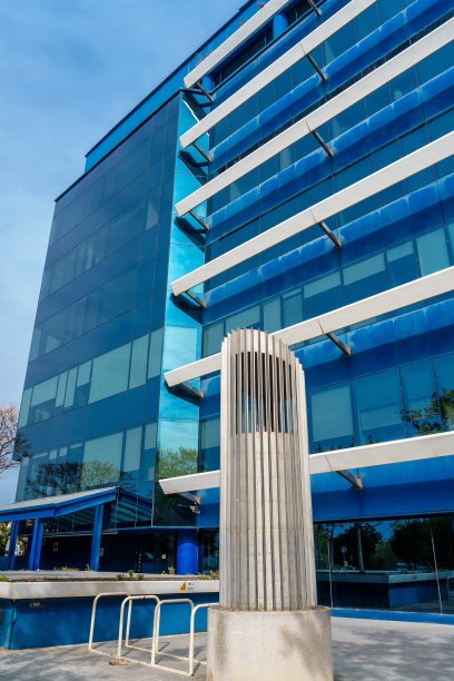 繁华的市区高楼林立，绿树成荫，城市街道熙熙攘攘。图片下载