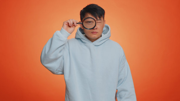 调查研究人员用放大镜近脸，用大变焦眼看着相机图片下载