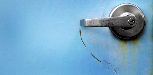 蓝色工业金属门，有打开和锁的把手图片下载