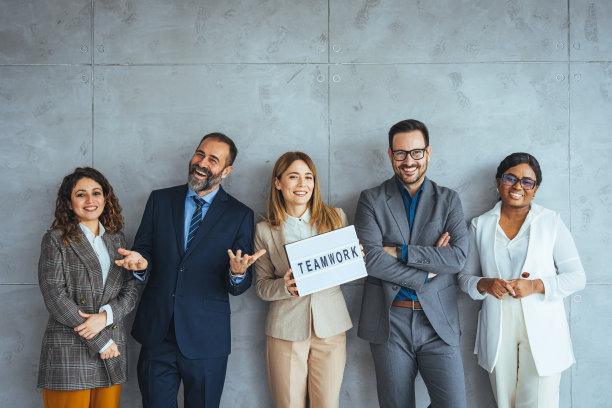 多元化的创意团队看起来很开心图片下载