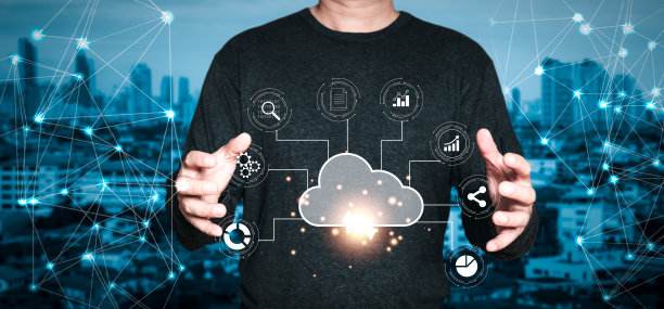 男子手持云计算图展示在手。数据存储。云技术。安全备份和一致性网络和互联网服务概念。在业务中实现存储技术图片下载