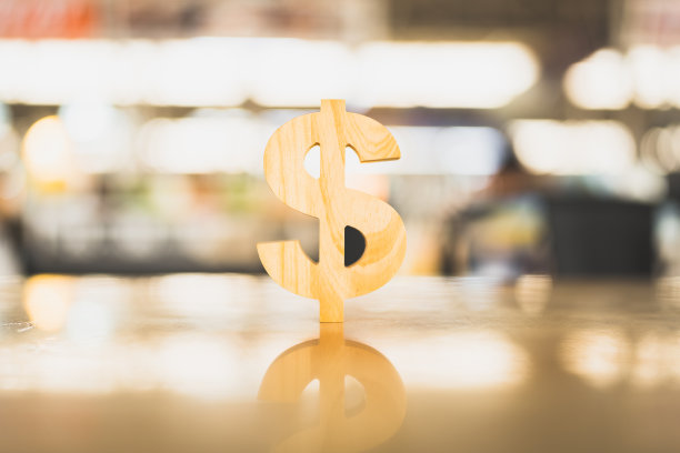 桌子上的美元模型。提高或降低美联储利率以纠正通货膨胀概念的方法和系统的概念。图片下载